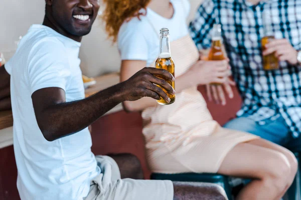 Vista Cortada Homem Americano Africano Feliz Segurando Garrafa Cerveja Perto — Fotografia de Stock