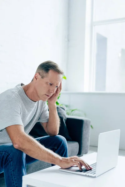 Schöner Mann Shirt Mit Kopfschmerzen Mit Laptop Wohnung — Stockfoto