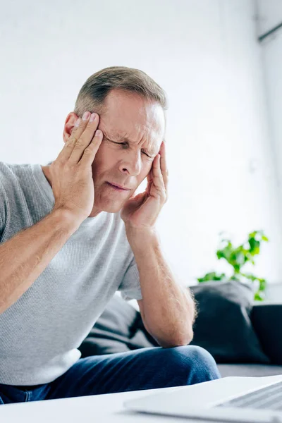 Homem Bonito Shirt Com Olhos Fechados Tocando Cabeça Apartamento — Fotografia de Stock