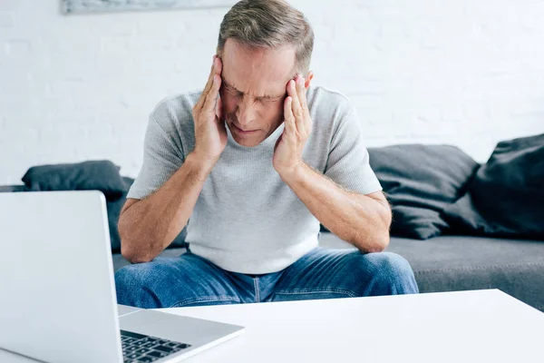 Hombre Guapo Camiseta Con Los Ojos Cerrados Tocando Cabeza Apartamento — Foto de Stock