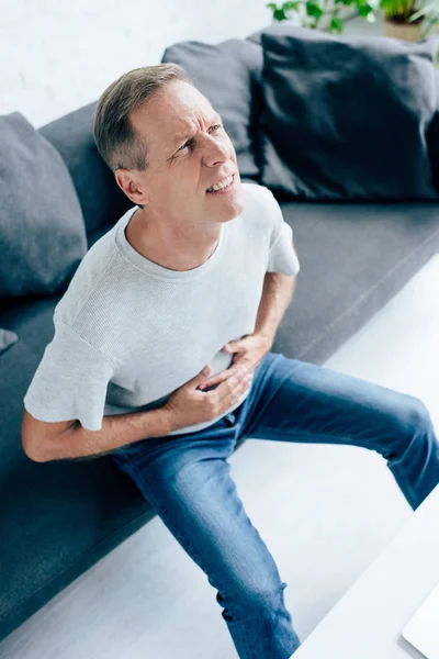 Vista Ángulo Alto Del Hombre Guapo Camiseta Con Dolor Estómago — Foto de Stock