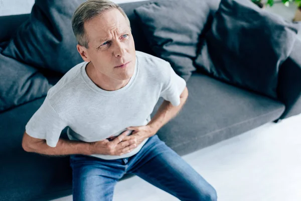 Visão Alto Ângulo Homem Bonito Shirt Com Dor Estômago — Fotografia de Stock