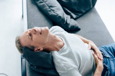 mide ağrısı ile t-shirt yakışıklı adam yüksek açı görünümü 