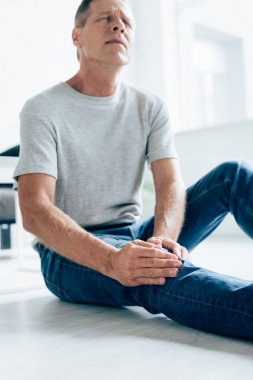 t-shirt yakışıklı adam dairede diz ağrısı hissi 