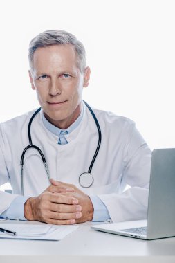 beyaz ceketli yakışıklı doktor beyaz izole kamera bakıyor 