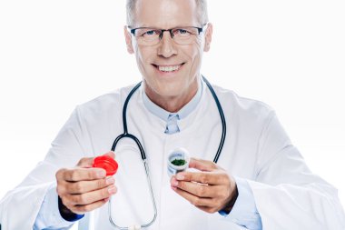 beyaz ceketli yakışıklı doktor beyaz izole tıbbi esrar tutan