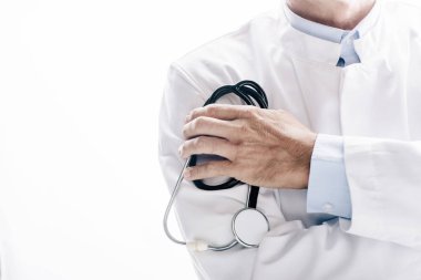 beyaz üzerinde izole stetoskop tutan beyaz ceketli doktorun kırpılmış görünümü