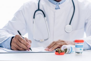 beyaz ceket li doktorun kırpılmış görünümü beyaz üzerine izole edilmiş