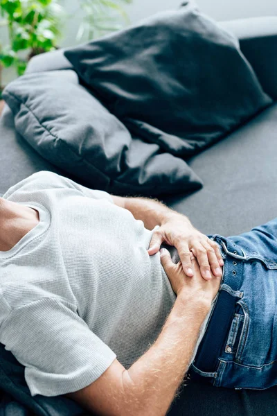 Vista Recortada Del Hombre Camiseta Jeans Con Dolor Estómago — Foto de Stock