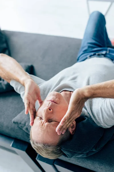 Visão Alto Ângulo Homem Bonito Shirt Com Olhos Fechados Tocando — Fotografia de Stock