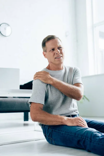 Schöner Mann Shirt Spürt Schmerzen Der Schulter Wohnung — Stockfoto