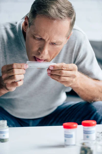 Guapo Hombre Camiseta Lamiendo Papel Para Contundente Con Cannabis Medicinal —  Fotos de Stock