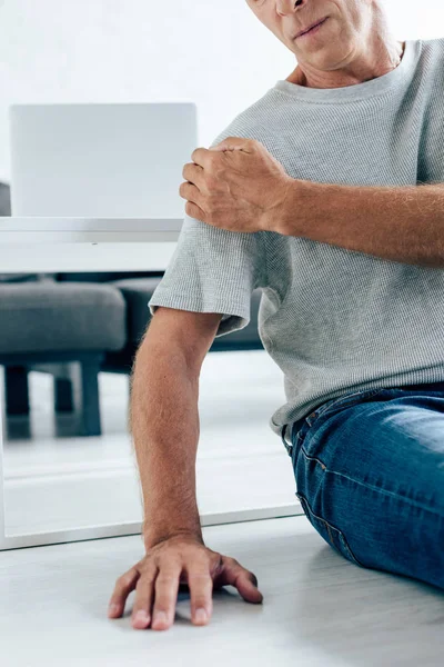 Ausgeschnittene Ansicht Eines Mannes Shirt Der Wohnung Schmerzen Der Schulter — Stockfoto