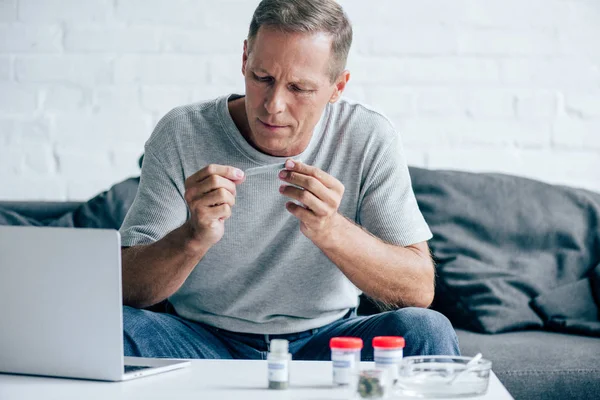 Hombre Guapo Camiseta Sosteniendo Contundente Con Cannabis Medicinal — Foto de Stock