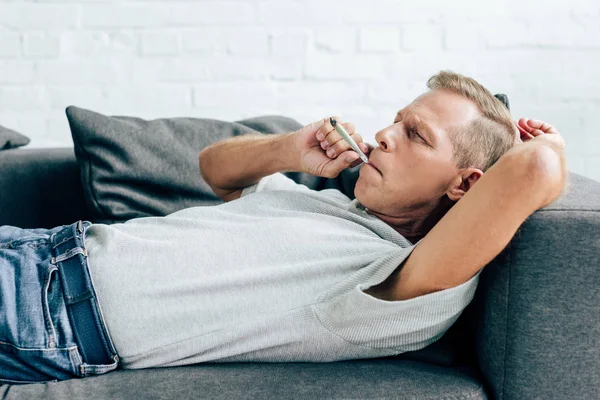 Homem Bonito Fumando Embotado Com Cannabis Medicinal Apartamento — Fotografia de Stock