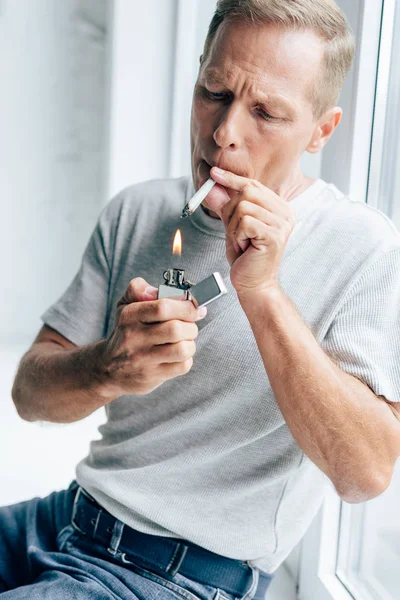 英俊男子点燃钝与医疗大麻在公寓 — 图库照片