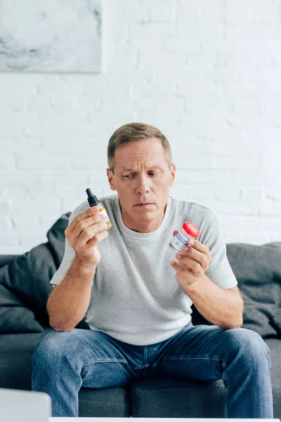 Homem Bonito Shirt Segurando Cannabis Medicinal Óleo Cannabis — Fotografia de Stock