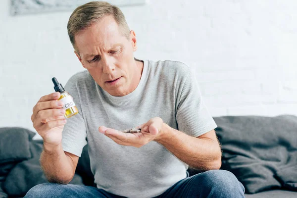 Hombre Guapo Camiseta Sosteniendo Pastillas Aceite Cannabis — Foto de Stock