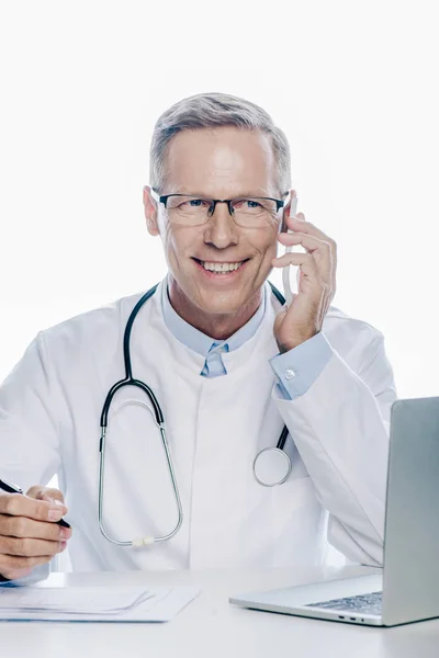 Médico Bonito Casaco Branco Falando Smartphone Isolado Branco — Fotografia de Stock