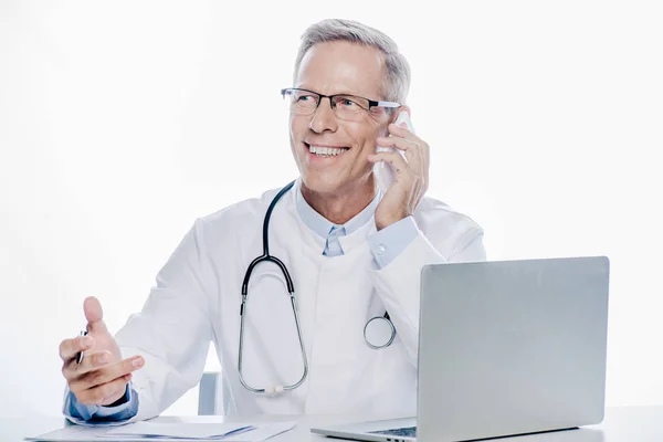 Médico Bonito Casaco Branco Falando Smartphone Isolado Branco — Fotografia de Stock