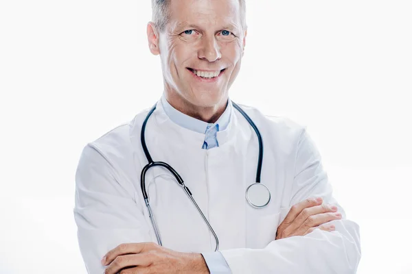 Médico Bonito Casaco Branco Sorrindo Isolado Branco — Fotografia de Stock