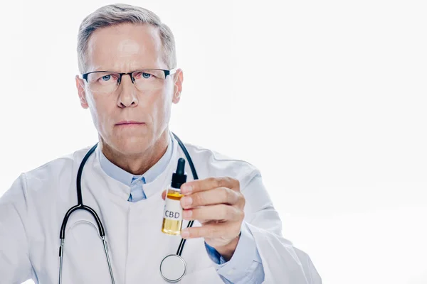 Schöner Arzt Weißen Kittel Der Cannabisöl Isoliert Auf Weiß Hält — Stockfoto