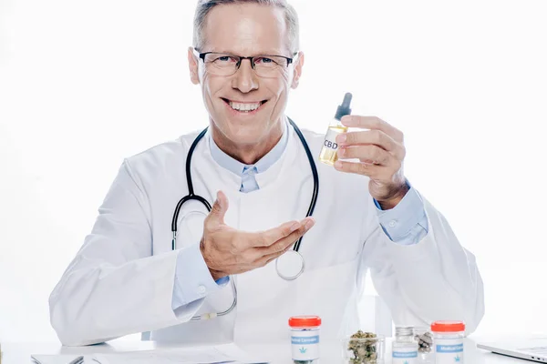 Médico Bonito Casaco Branco Segurando Óleo Cannabis Isolado Branco — Fotografia de Stock