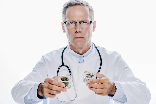 Médico Bonito Casaco Branco Segurando Cannabis Medicinal Pílulas Isoladas Branco — Fotografia de Stock