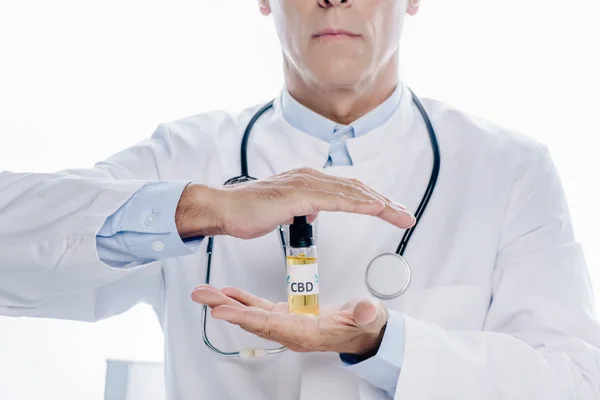 Vista Cortada Médico Casaco Branco Segurando Óleo Cannabis Isolado Branco — Fotografia de Stock