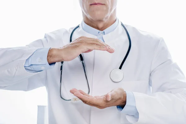 Vista Cortada Médico Casaco Branco Segurando Mãos Isoladas Branco — Fotografia de Stock