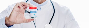 beyaz üzerinde izole tıbbi esrar tutan beyaz ceket doktor panoramik çekim 
