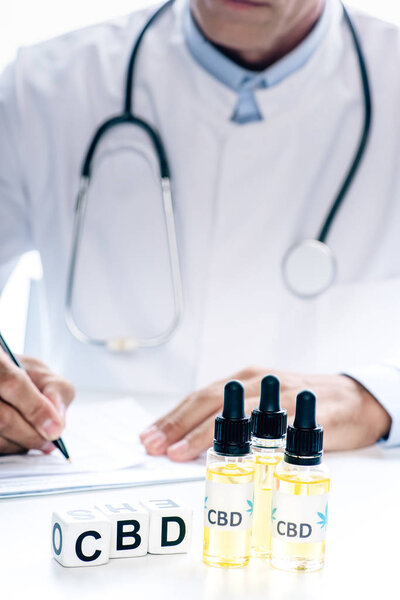 селективный фокус кубиков и масла каннабиса с надписью CBD
 