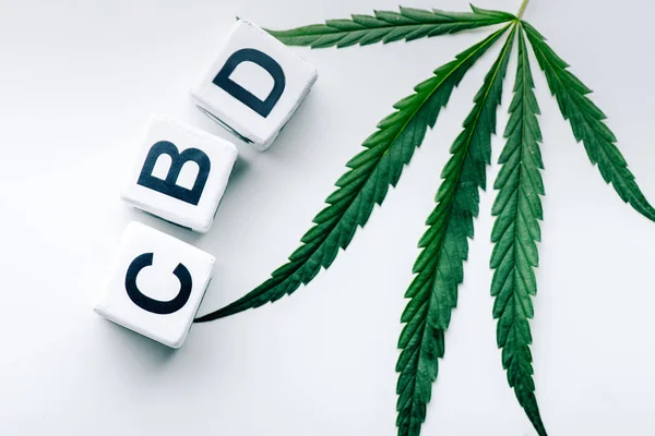 Вид Сверху Кубики Надписью Cbd Марихуаны Белом Фоне — стоковое фото