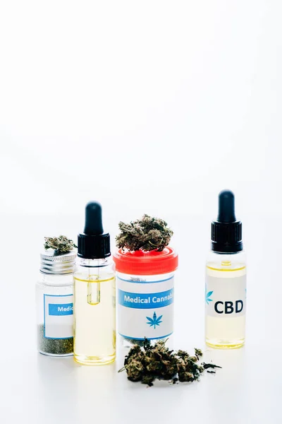 Aceite Cannabis Botellas Con Letras Cbd Cannabis Medicinal Sobre Fondo — Foto de Stock