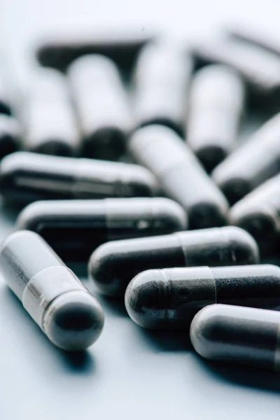 Foco Seletivo Pílulas Pretas Escuras Fundo Branco — Fotografia de Stock