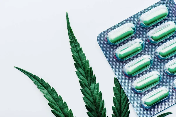 Pilules Vertes Sous Plaquette Thermoformée Marijuana Sur Fond Blanc — Photo