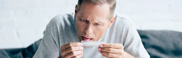 Tiro Panorámico Hombre Guapo Lamiendo Papel Para Contundente Con Cannabis — Foto de Stock