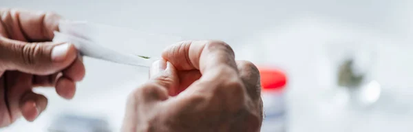 Tiro Panorâmico Homem Rolando Contundente Com Cannabis Medicinal — Fotografia de Stock