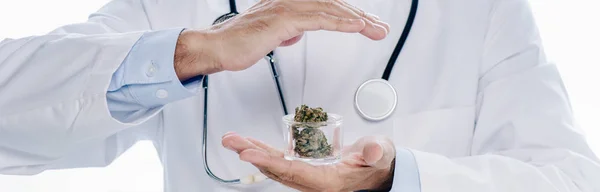 Panoramabild Doctor White Coat Hålla Medicinsk Cannabis Och Piller Isolerade — Stockfoto