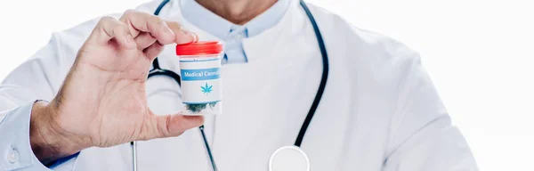 Tiro Panorâmico Médico Casaco Branco Segurando Cannabis Medicinal Isolado Branco — Fotografia de Stock