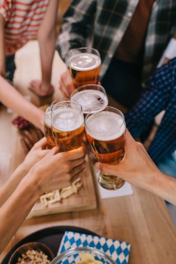 pub hafif bira bardak clinking çok kültürlü arkadaşlar kırpılmış görünümü