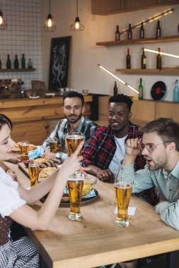 neşeli çok kültürlü arkadaşlar birlikte pub octoberfest kutluyor