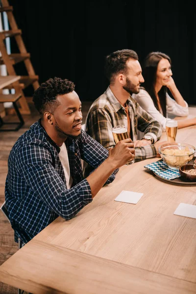 Jóvenes Amigos Multiculturales Bebiendo Cerveza Juntos Pub — Foto de Stock