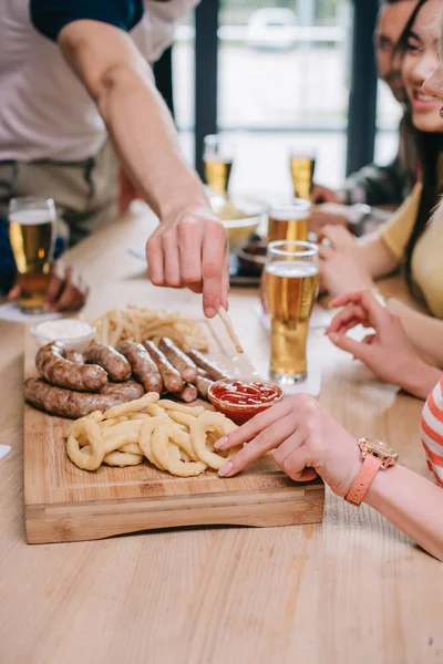 Beskuren Över Mångkulturella Vänner Sitter Pub Nära Bricka Med Stekt — Stockfoto