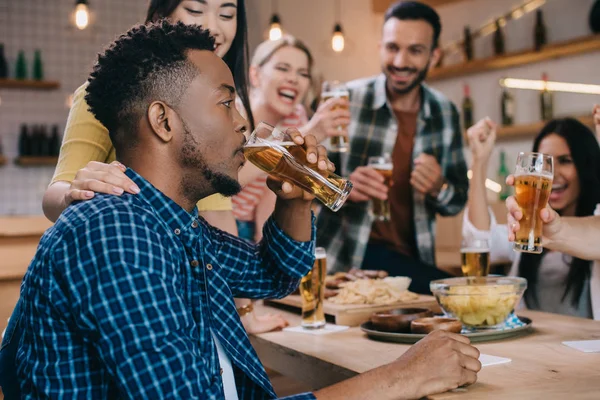 Foco Seletivo Jovem Afro Americano Bebendo Cerveja Leve Enquanto Passa — Fotografia de Stock