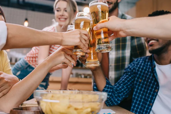 Vista Parcial Amigos Multiculturales Tintineando Vasos Cerveza Ligera Pub —  Fotos de Stock