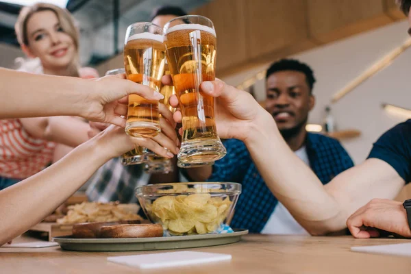 Selektivt Fokus Flerkulturelle Venner Som Klinker Glass Med Lettøl Pub – stockfoto