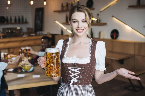 Garçonete Atraente Traje Nacional Alemão Segurando Caneca Cerveja Leve Olhando — Fotografia de Stock