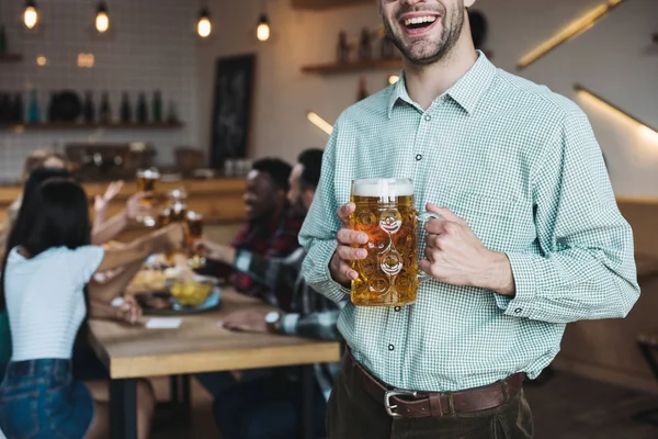 Oříznutý Pohled Usmívající Mladý Muž Držící Džbánek Lehkého Piva Hospodě — Stock fotografie