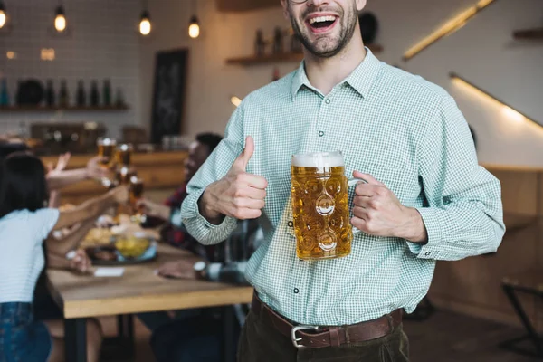 Corte Vista Sorrir Jovem Segurando Caneca Cerveja Lager Mostrando Polegar — Fotografia de Stock